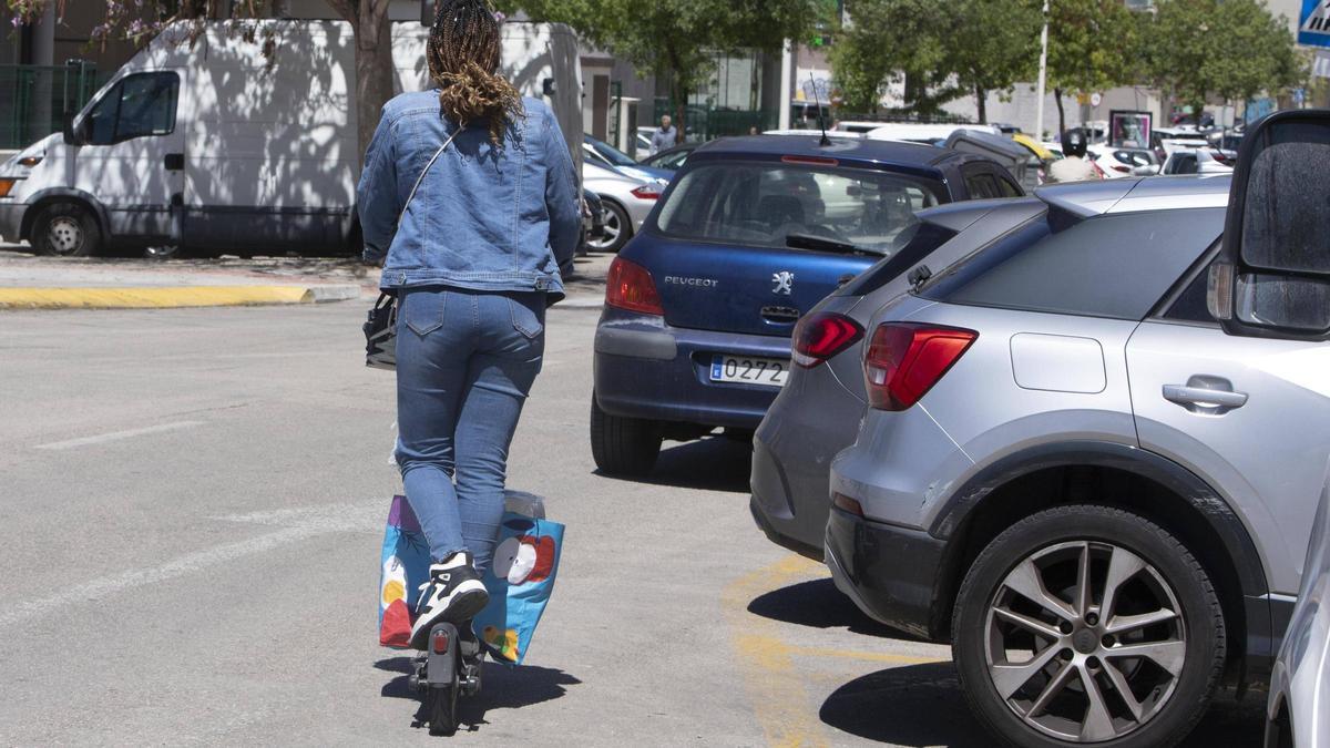 Un patinete eléctrico en una calle de Gandia.