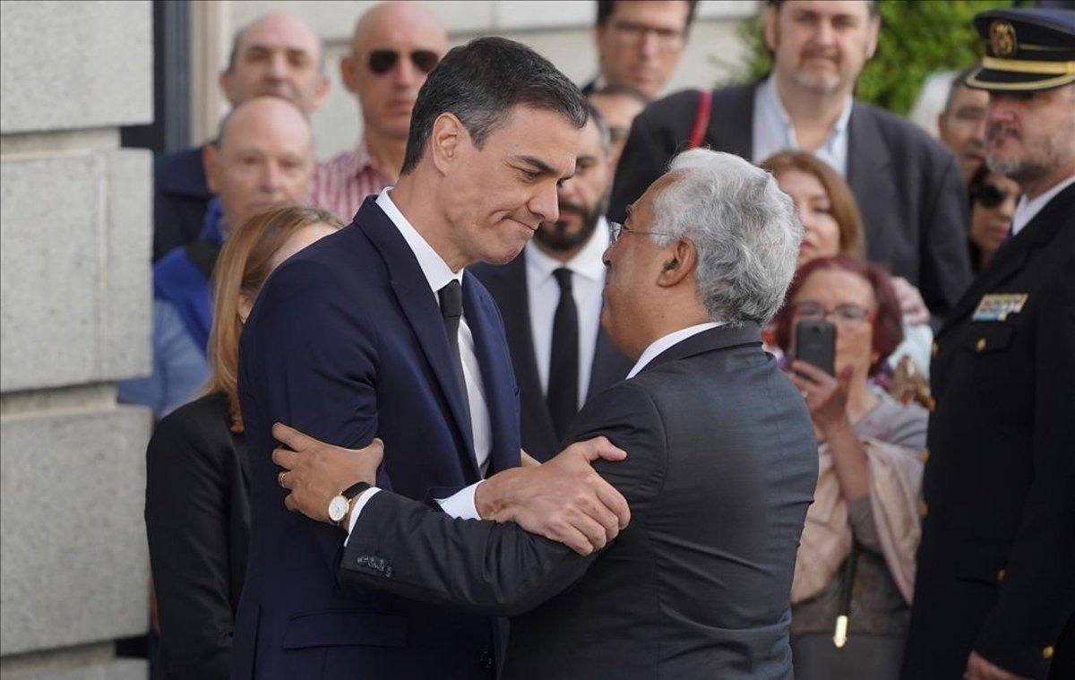 El presidente de Portugal, Pedro de Sousa, visita la capilla ardiente de Rubalcaba.