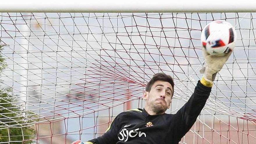 Diego Mariño realiza una parada en el entrenamiento de ayer.