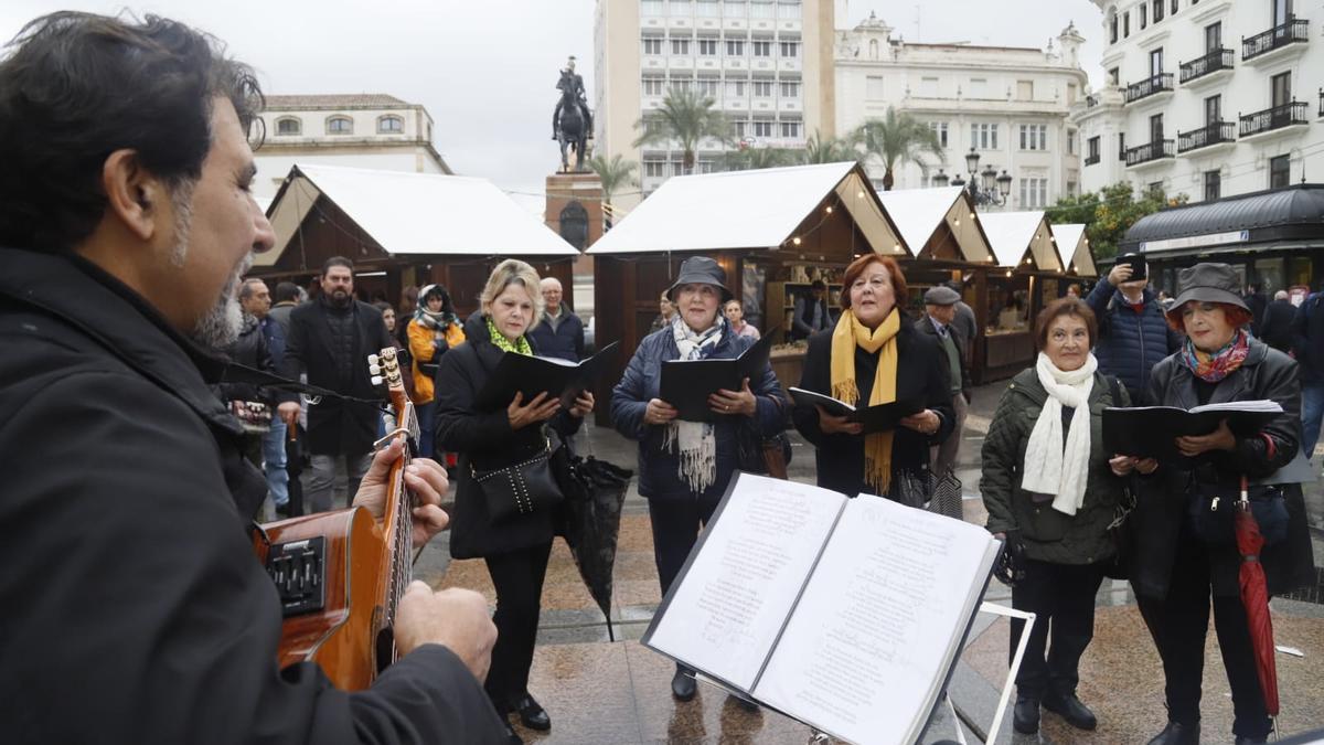 El coro 'Soy tu Voz' interpretando este jueves villancicos en la Plaza de las Tendillas.