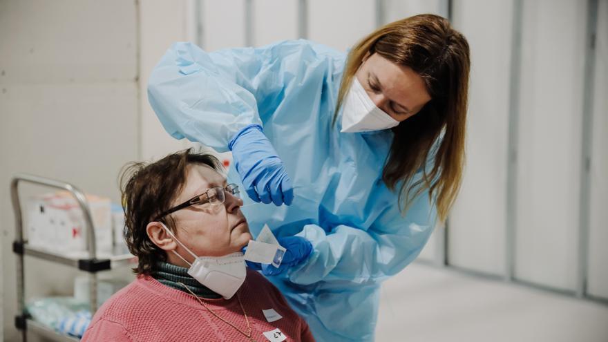 Una sanitaria realiza pruebas Covid.