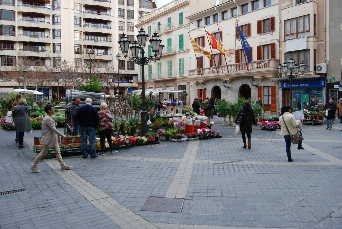 MERCADO DEL DIJOUS DE INCA. FLORISTAS EN LA PLAZA DE ESPAÑA
