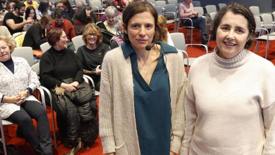 Cristina Santín, a la izquierda, y María Fernández, ayer, en el Club. | Miki López