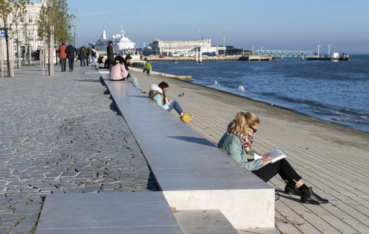 Jóvenes leyendo en la playa