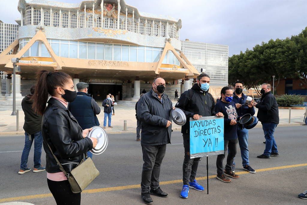 Los hosteleros se presentan en la Asamblea para recibir a López Miras