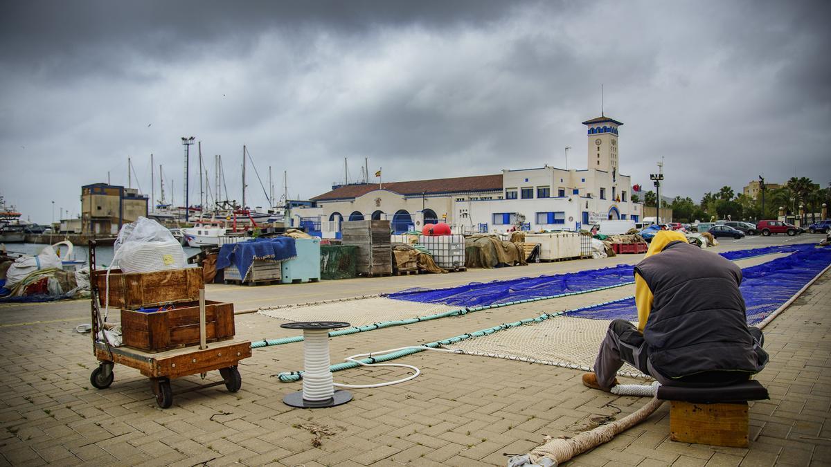 Un pescador prepara las redes de pesca en el puerto de Cartagena.