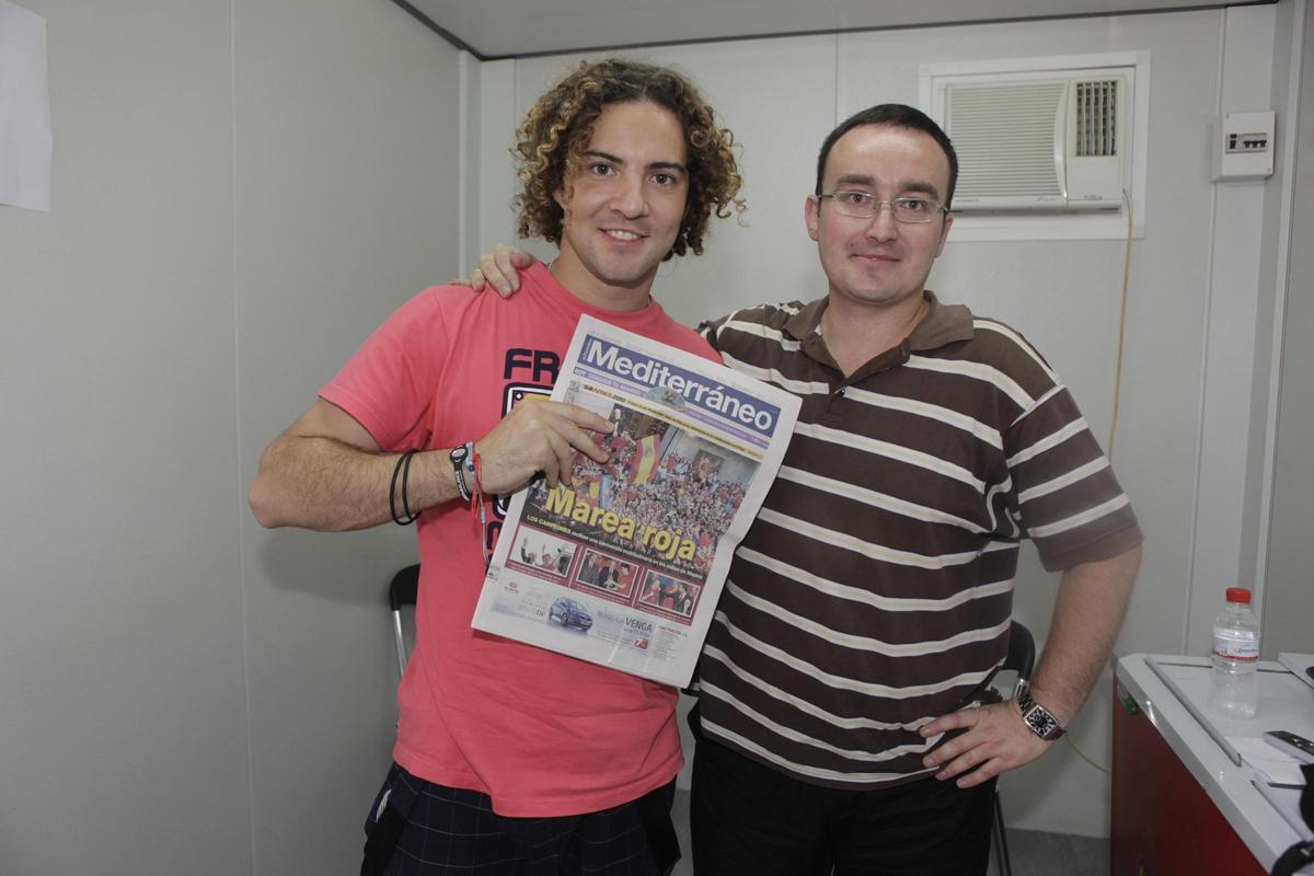 Gozalbo, junto a David Bisbal con un ejemplar de 'Mediterráneo'