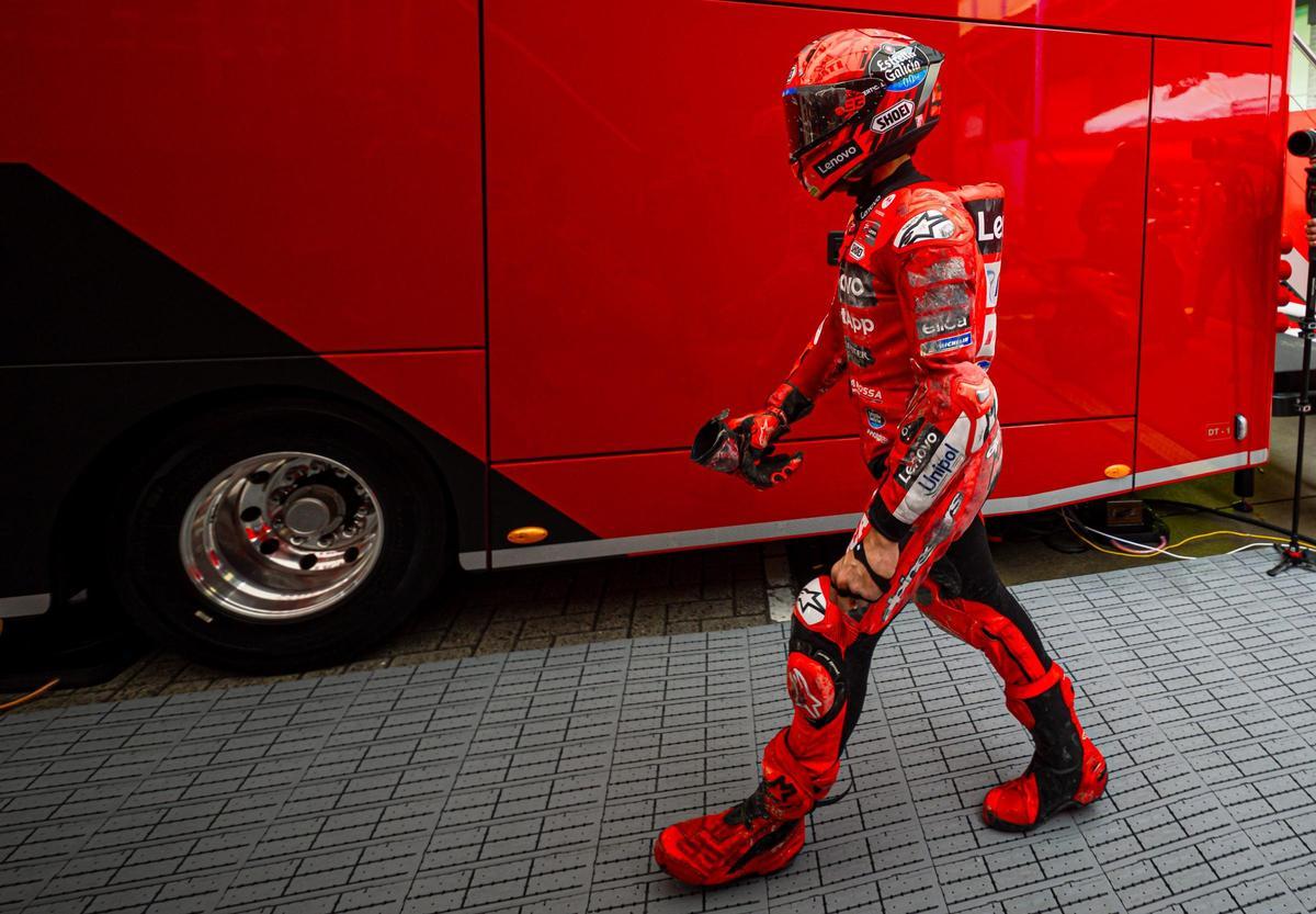 Marc Márquez entra en el taller de Ducati Lenovo, tras su caída a primera hora de hoy en Assen.