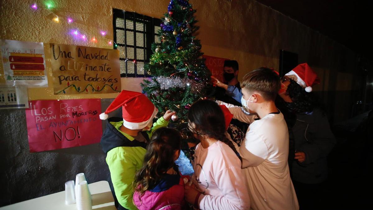 Decoración de un árbol de Navidad en Las Moreras.