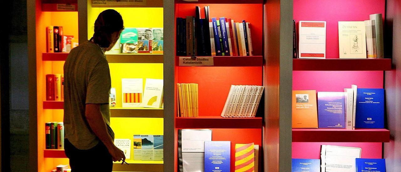 Un hombre en el stand dedicado a la literatura catalana de la Feria del Libro de Fráncfort de 2007, año en que fue invitada de honor.