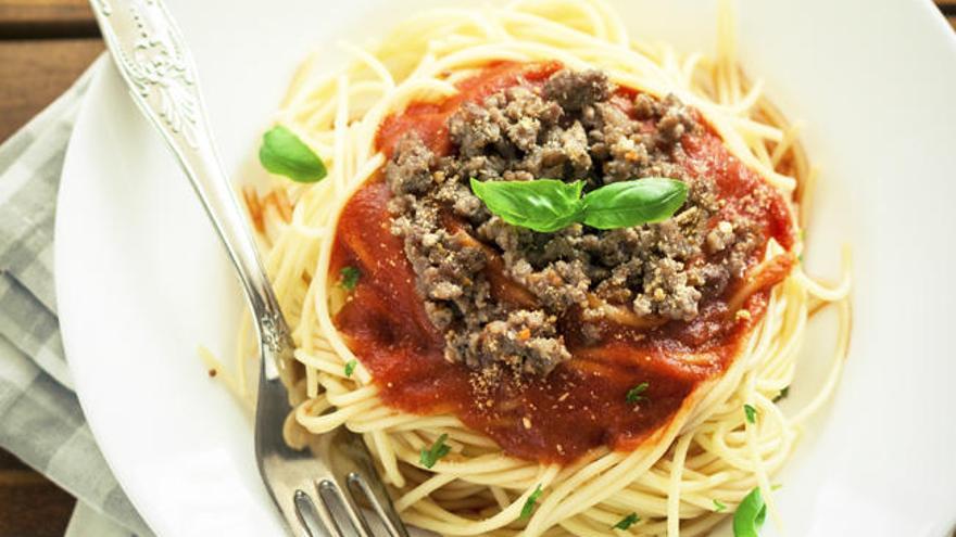 Unos ricos espaguettis con tomate y carne picada.