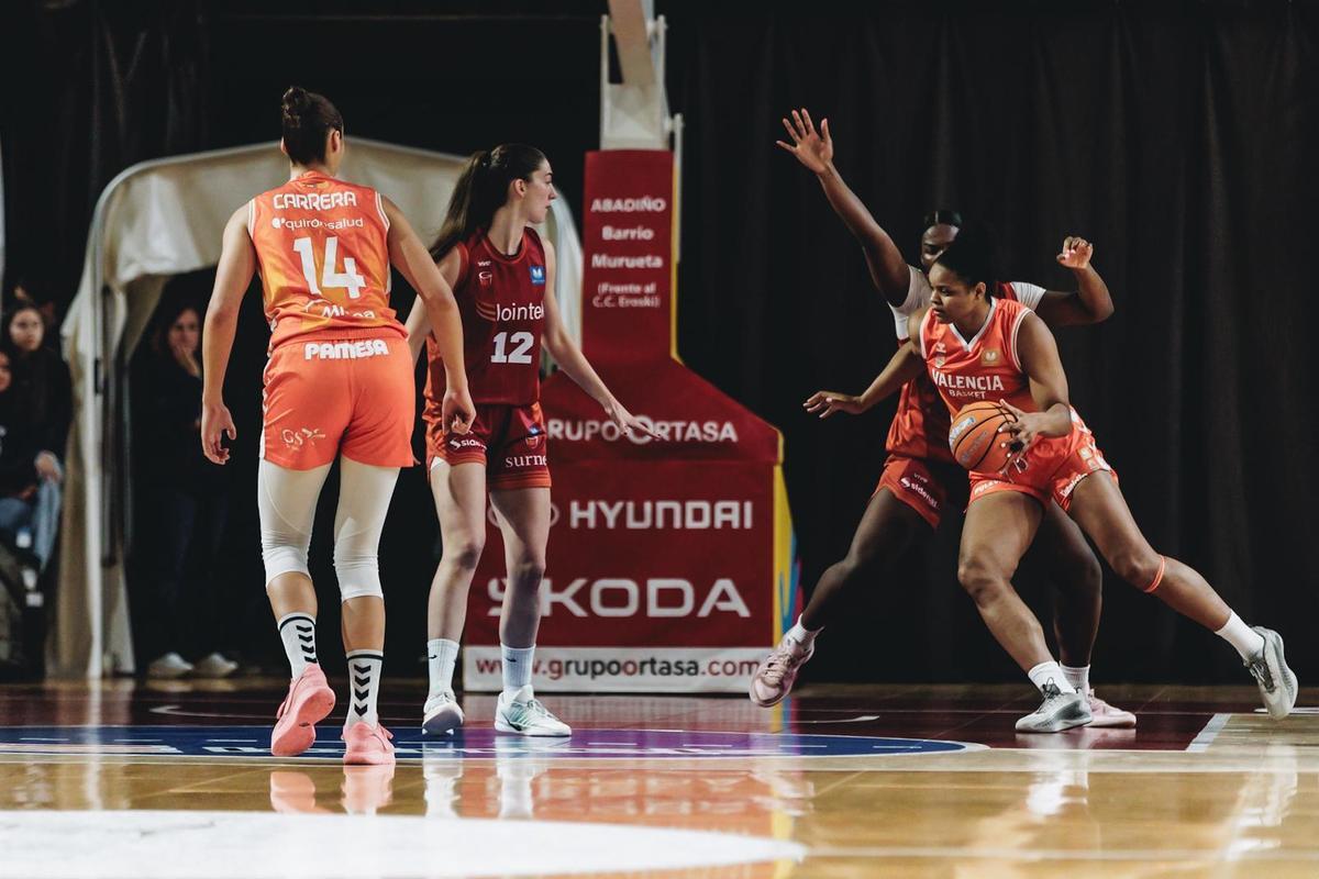 Khaalia Hillsman, titular en su segundo partido en el Valencia Basket.