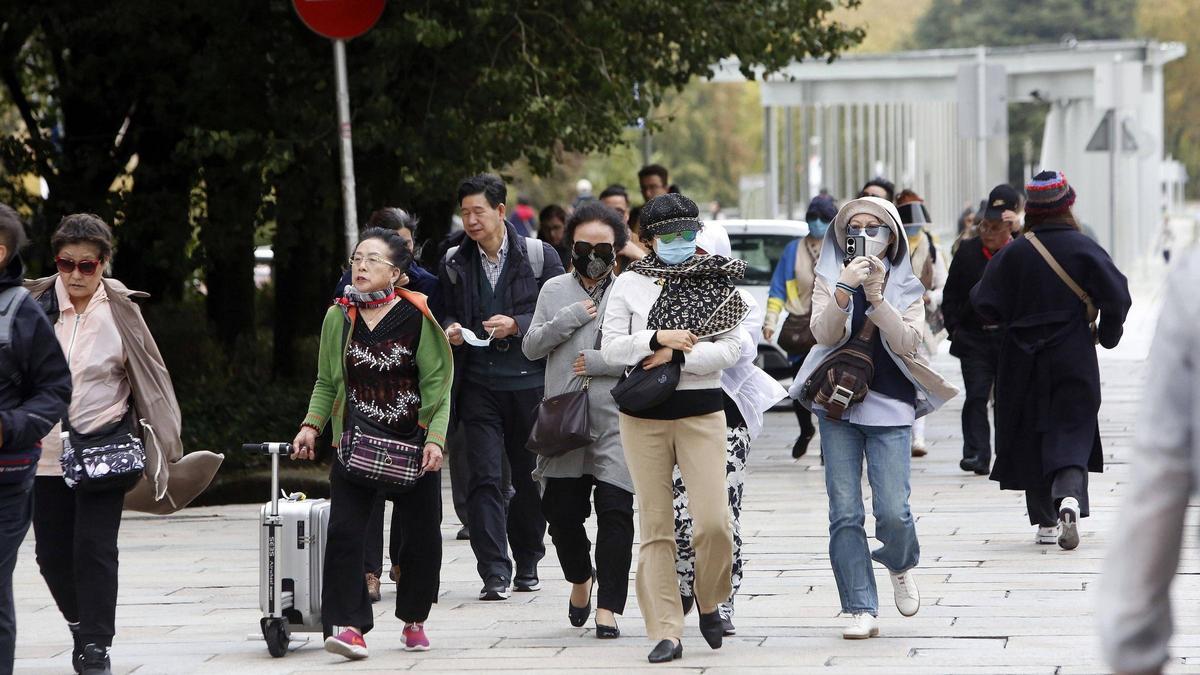 Un grupo de viajeros asiáticos en la avenida de Xoán XXIII durante el pasado mes de octubre