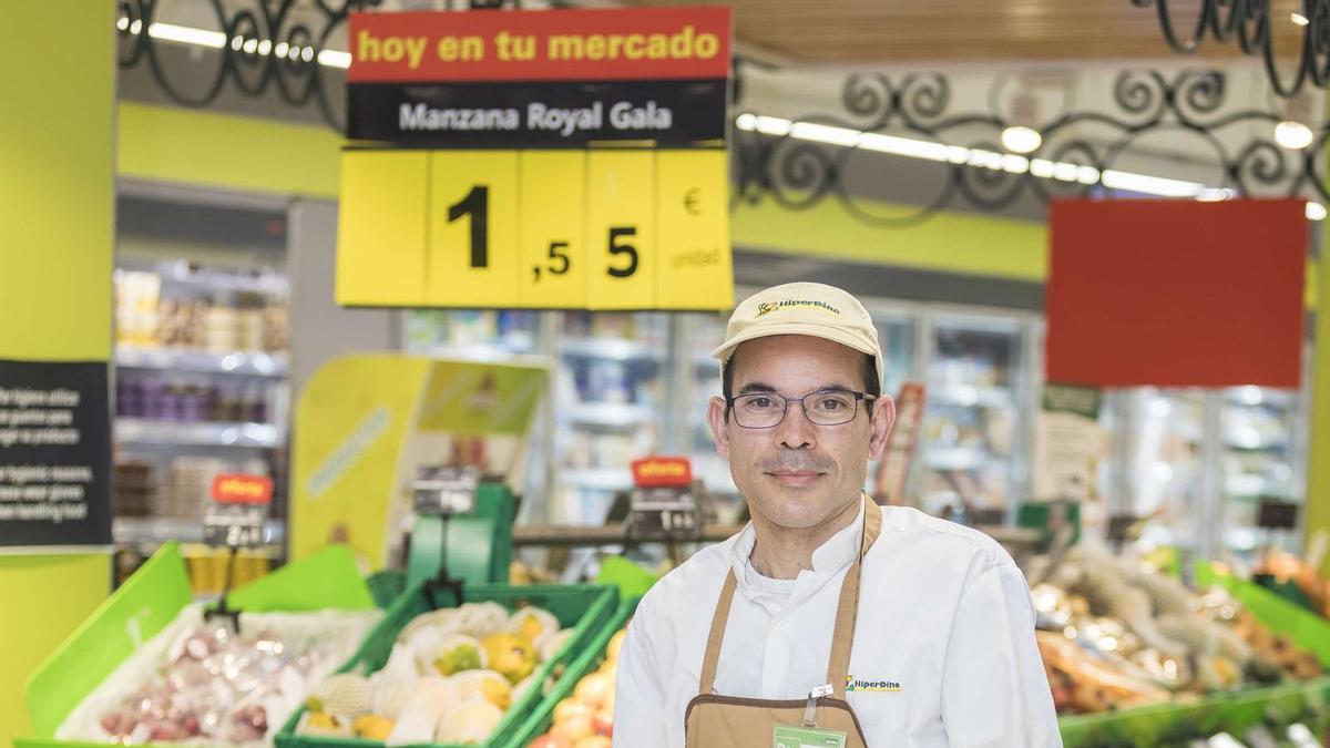 Carlos Román lleva 24 años en HiperDino y es el jefe de frutería de la tienda de Cronista Navarro, en Gran Canaria