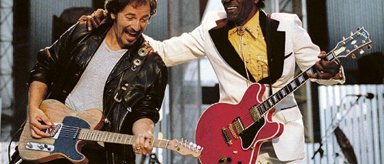 Bruce Springsteen y Chuck Berry en Cleveland, en 1995.