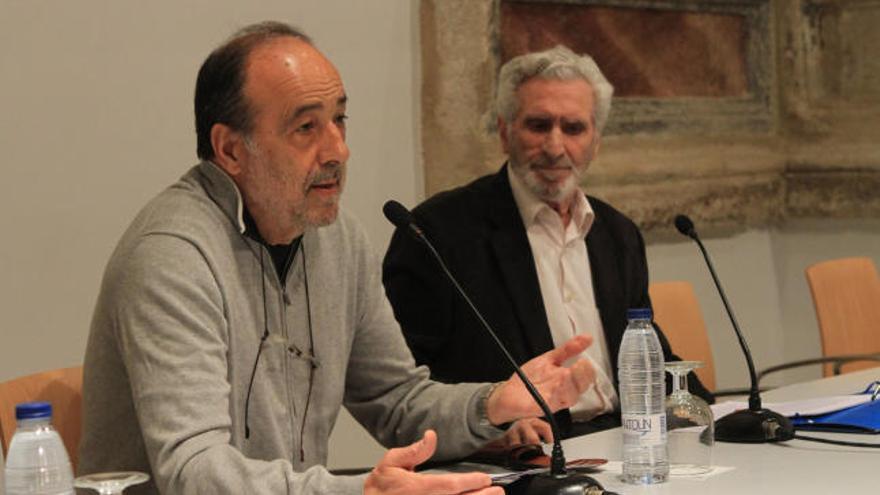 Cándido Alfageme, en primer término, y José Luis García Rúa ayer en el salón de actos de la Biblioteca Pública.