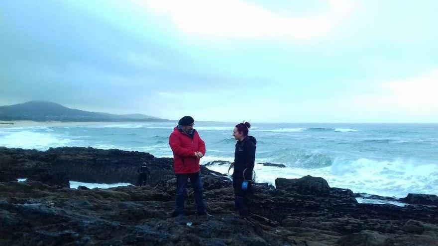 X. H. Rivadulla Corcón, nas rochas percebeiras de Aguiño, con Miriam Paz.