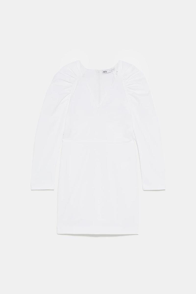 Vestido popelín blanco con manga abullonada de Zara. (Precio: 29, 95 euros)