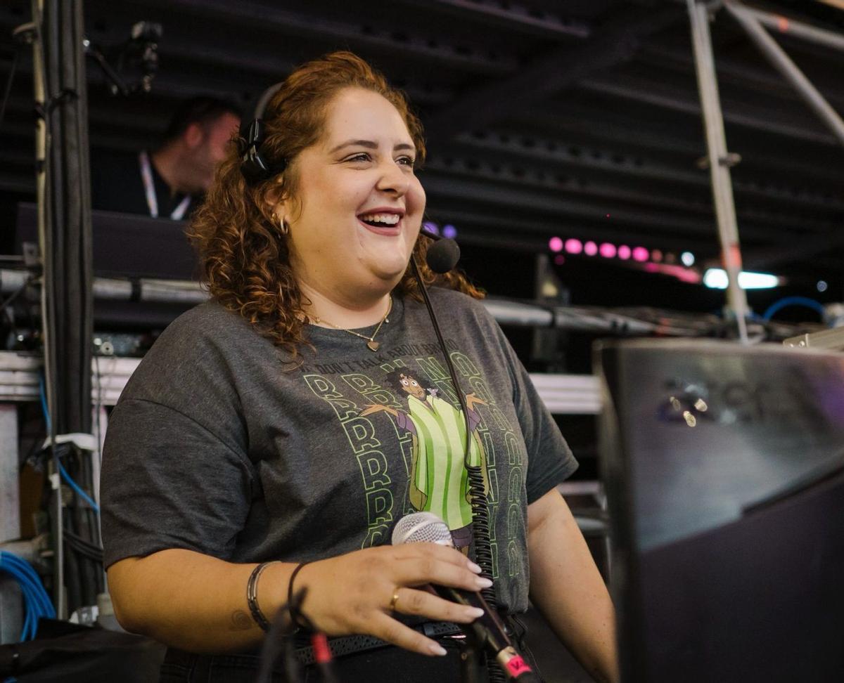 Paula Álvarez, al frente de la torre de control en uno de los ensayos de las galas del Carnaval 2026. |