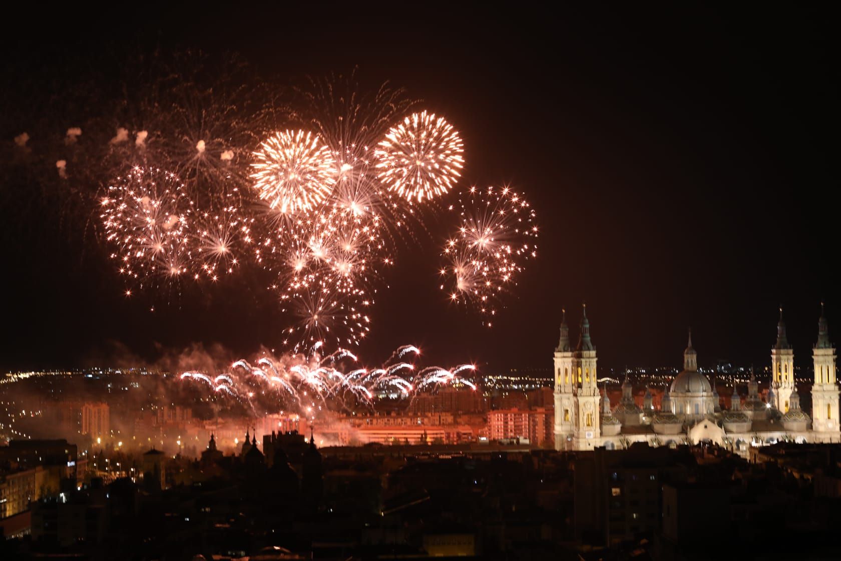 Los fuegos artificiales marcan el fin de las Fiestas del Pilar