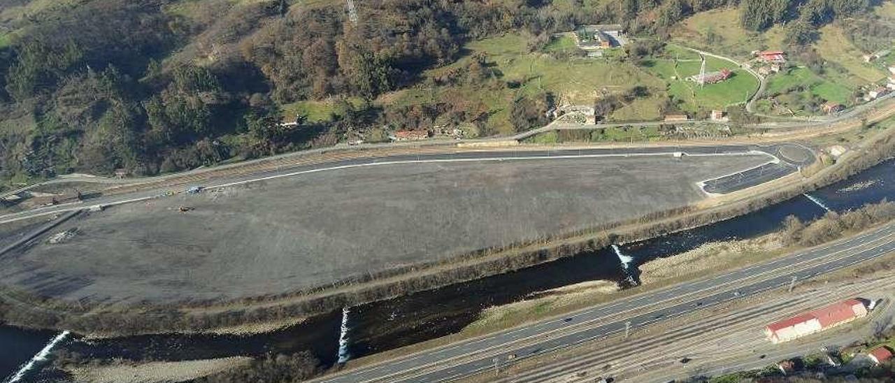 Imagen aérea del polígono de Reicastro con la zona de la ribera del río Caudal motivo del conflicto.