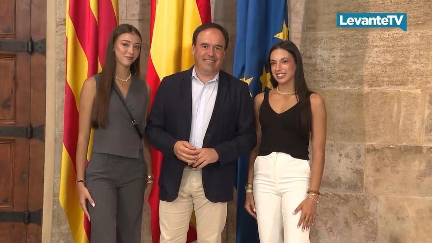 Las gimnastas Marina Cortelles y Lucía Muñoz, recibidas por Pérez Llorca