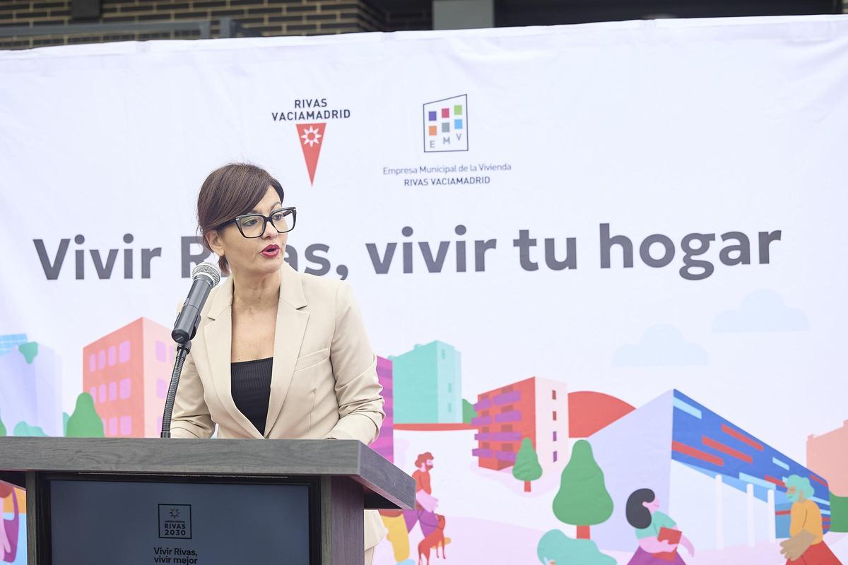 La ministra de Juventud e Infancia, Sira Rego, durante el acto de entrega de las llaves de 83 viviendas en régimen de alquiler para jóvenes, a 11 de abril de 2026, en Rivas Vaciamadrid, Madrid (España).