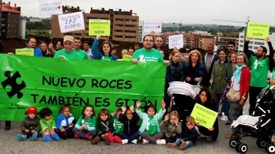 Los vecinos, el pasado viernes, concentrados en la calle.