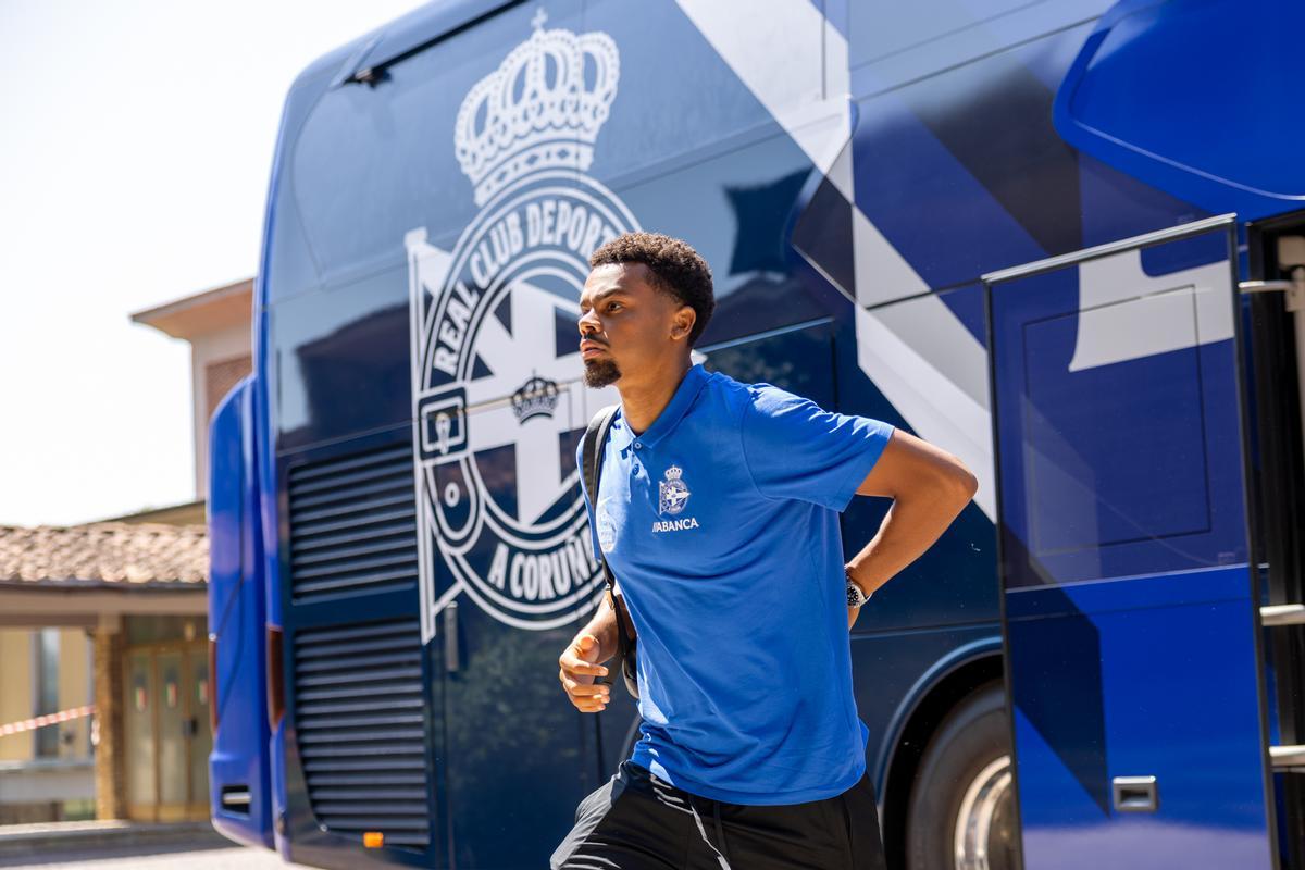 Lucas Noubi, al bajar del nuevo autobús del Deportivo en Covenciano.
