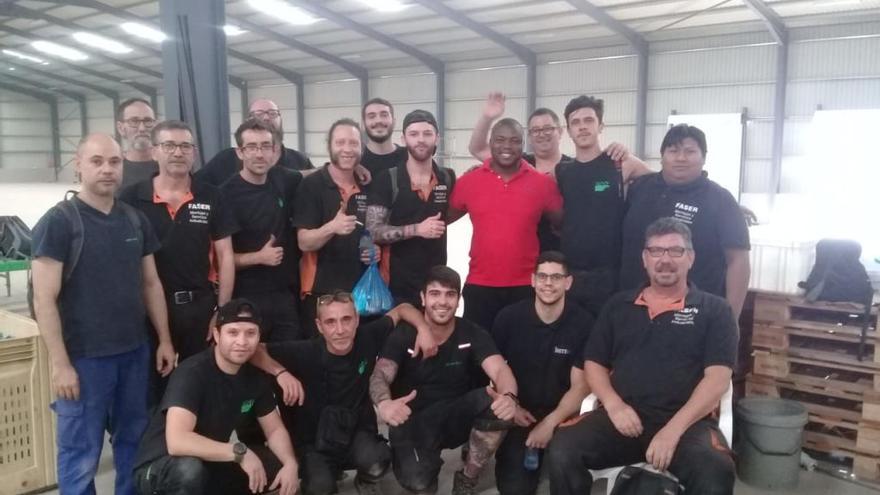 El grupo de trabajadores se hizo una foto antes de conocer que no podían volver a España