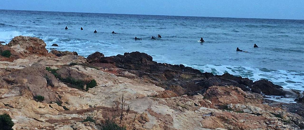 ¿Aletas de tiburones? No, decenas de surfistas en Santa Eulària | CARMEN PI