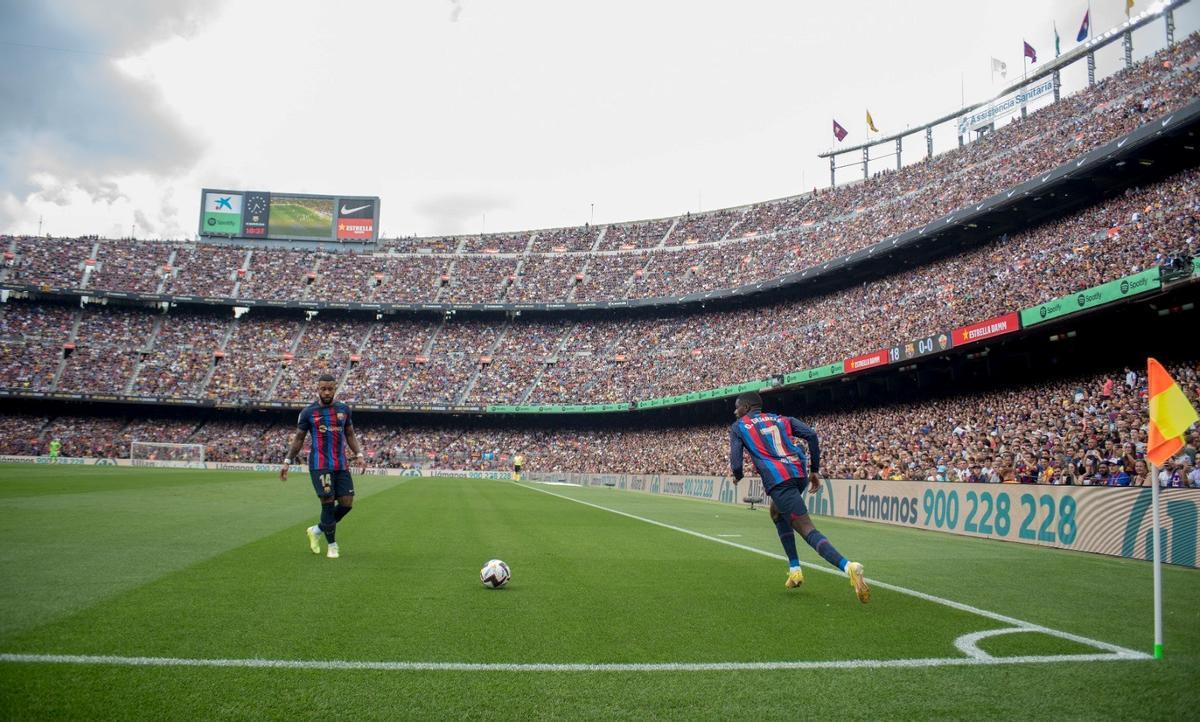 Démbélé y Memphis, en un saque de esquina del Barça-Elche en un Camp Nou con 85.073 espectadores.