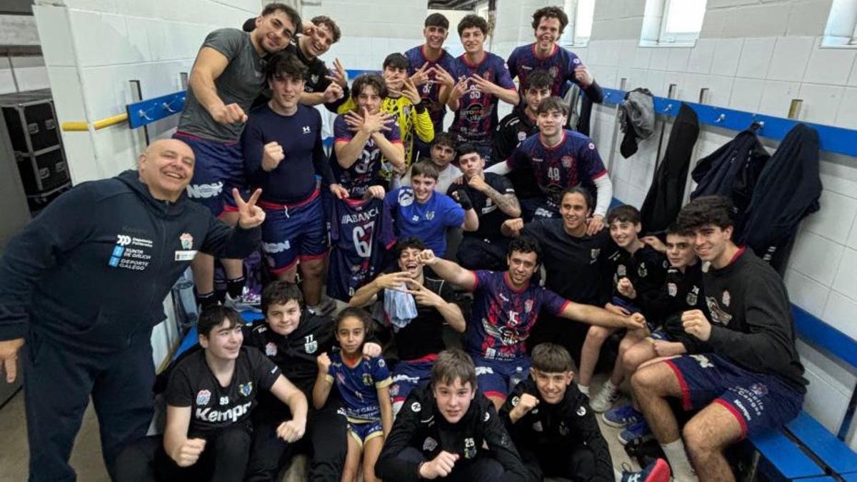 Los jugadores del Luceros celebran su triunfo en el vestuario.