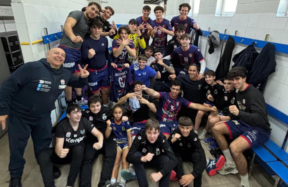 Los jugadores del Luceros celebran su triunfo en el vestuario.