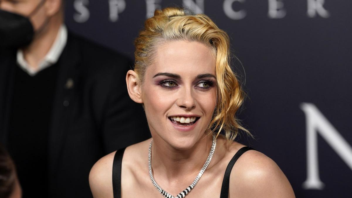 Kristen Stewart con pelo rubio en el estreno de 'Spencer' en Los Ángeles