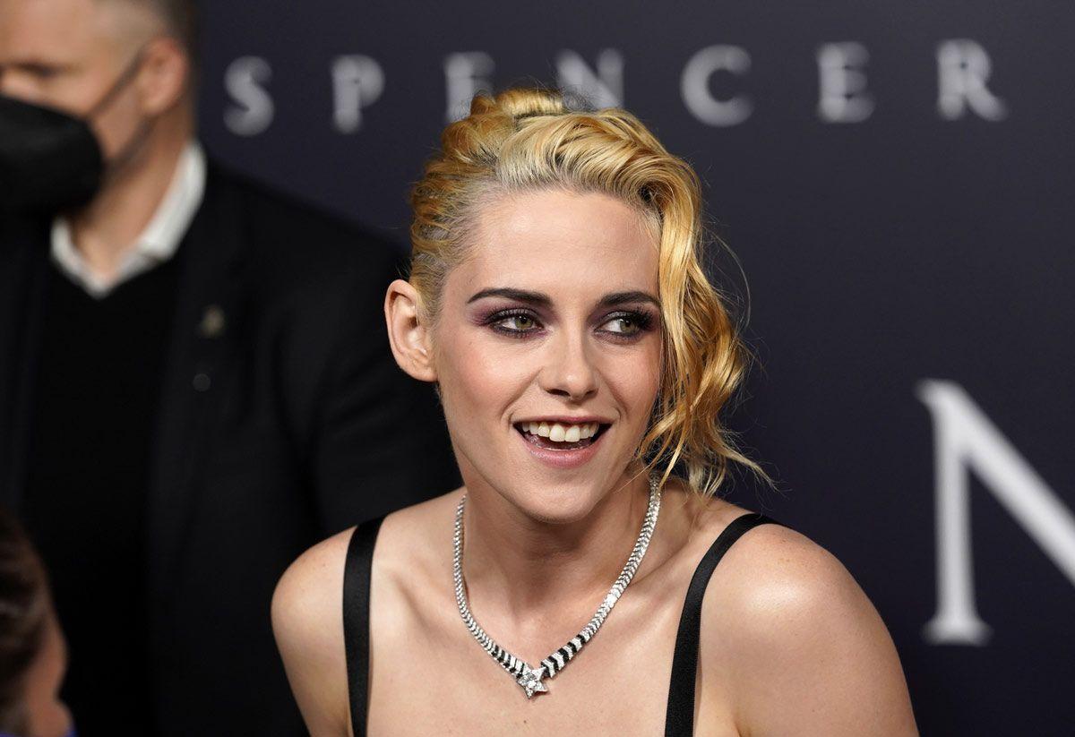 Kristen Stewart con pelo rubio en el estreno de 'Spencer' en Los Ángeles