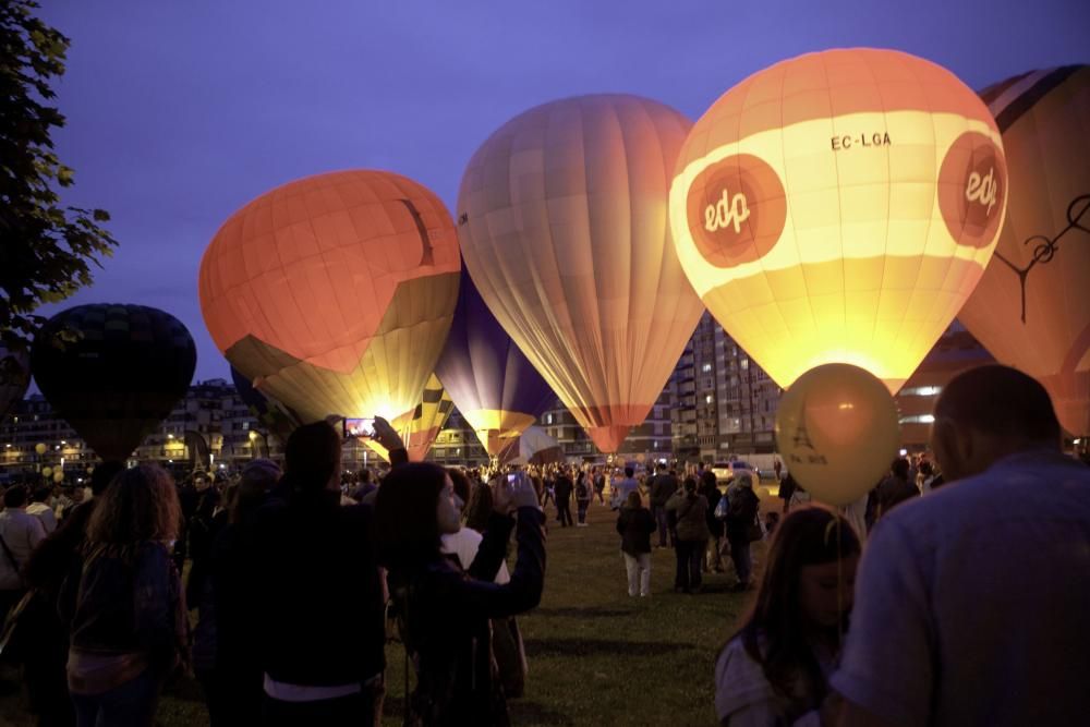 Los globos aerostáticos se iluminan con la música en el "solarón" de Gijón.