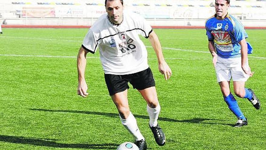 El caudalista Héctor Peláez controla el balón perseguido por un jugador del Covadonga.