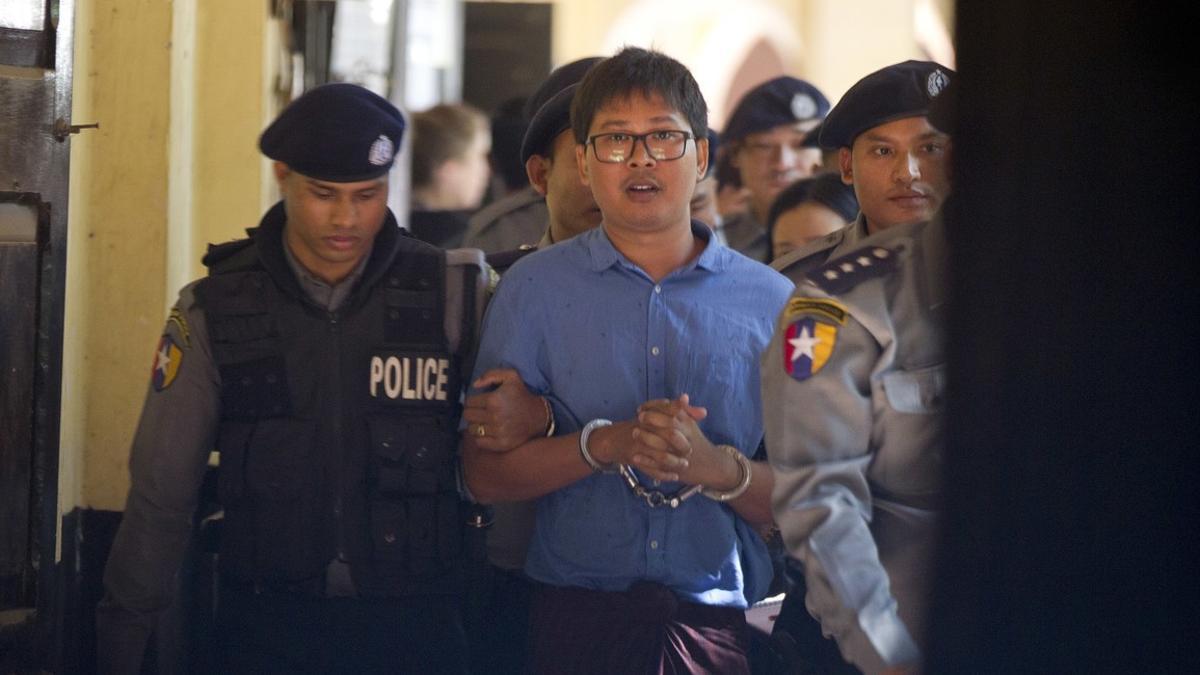 El reportero de la agencia de notícias británica 'Reuters' escoltado por la policía birmana.