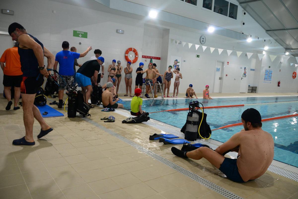 Una actividad de buceo en la piscina de As Lagoas, en Bueu.