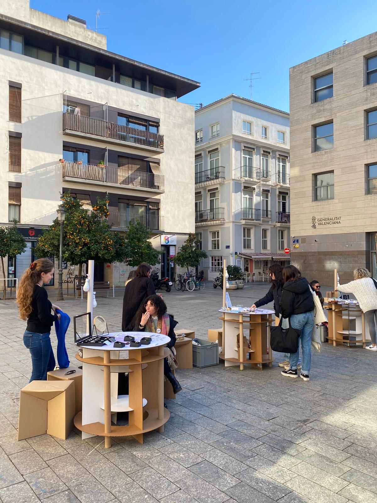 Estudiantes de Joyería enseñan sus diseños en la plaza Viriato de València