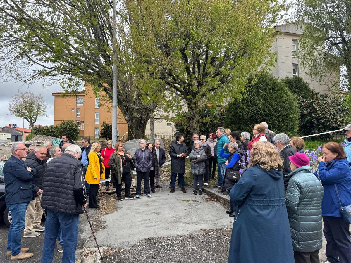 Verea, no centro da imaxe, reunido cos veciños da rúa García Lorca.