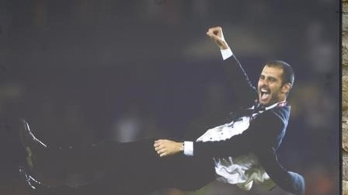 Cruyff sostiene la foto de Pep Guardiola celebrando la victoria del Barça en la final de Champions de Roma.