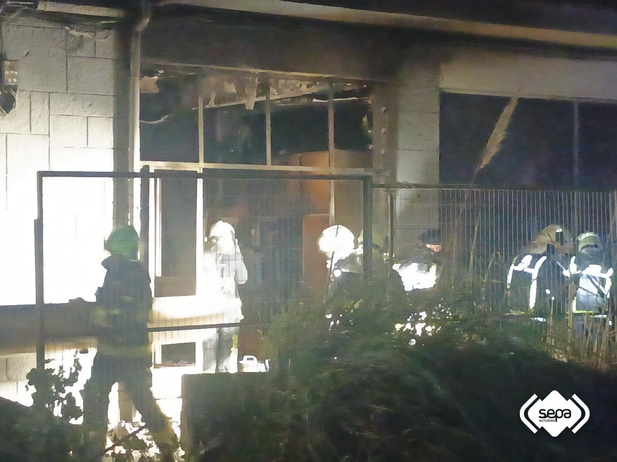 Labores de extinción de los Bomberos