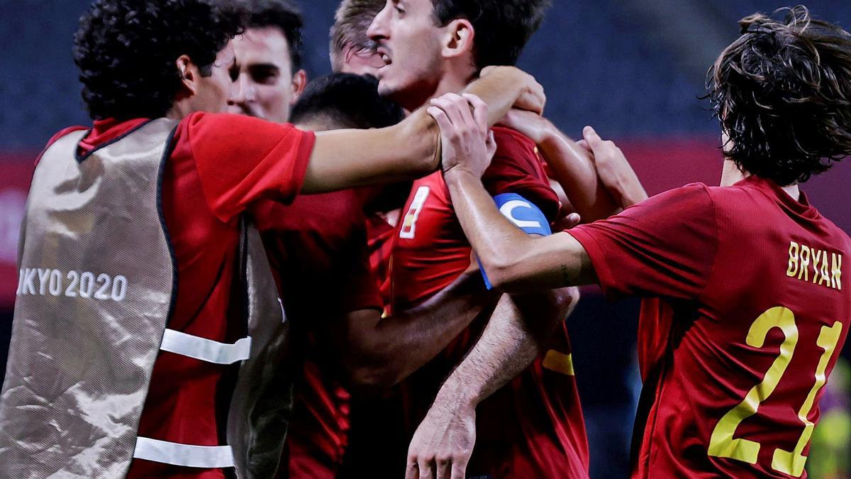 Los jugadores españoles felicitan a Mikel Oyarzabal 
tras su gol a Australia. |  // EFE