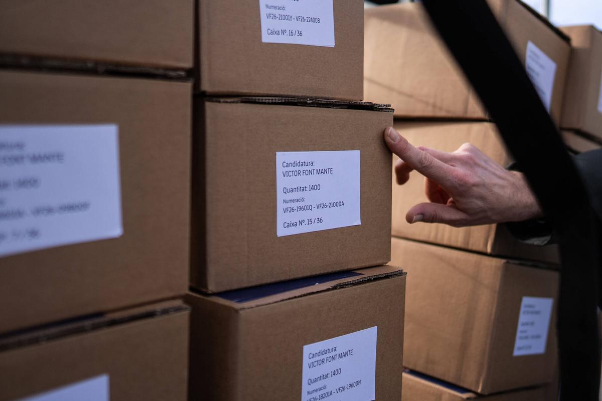 Una muestra de las cajas que recogieron los representantes de Víctor Font.