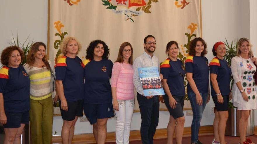 Imagen de las remeras del equipo español Damas Senior Dragon Boat junto a Castejón y Martínez