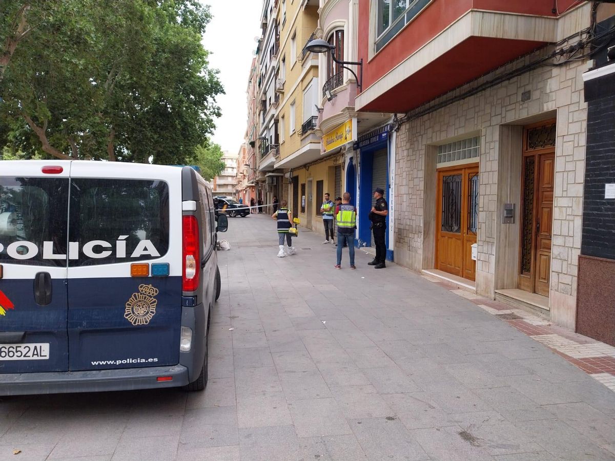 El vehículo de la Policía Científica, a la puerta de la finca donde se ha registrado el doble asesinato machista de Algemesí