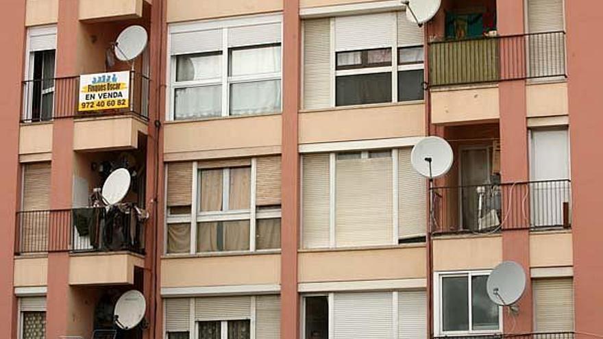 Abans i després  Un edifici del carrer Torras i Bages, al centre de Salt, on les antenes han desaparegut del paisatge.