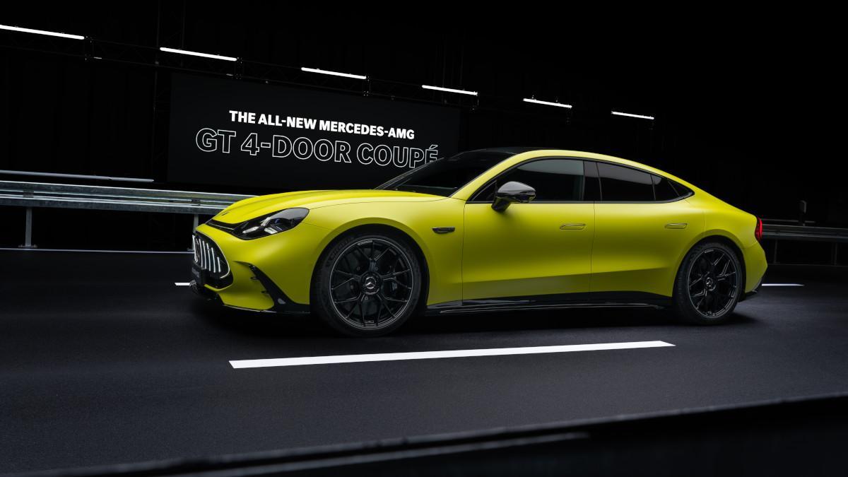 Visto de perfil, combina silueta de gran turismo, cuatro puertas y una línea muy limpia, con tiradores enrasados y llantas extremadamente grandes.